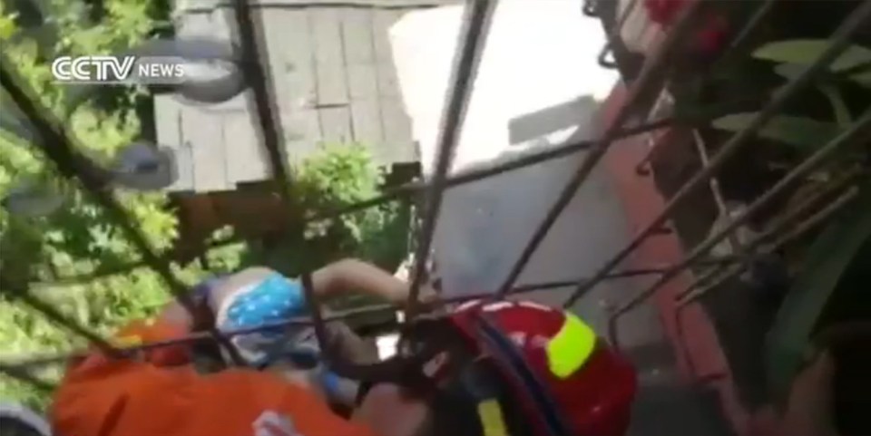 Boy head stuck balcony china