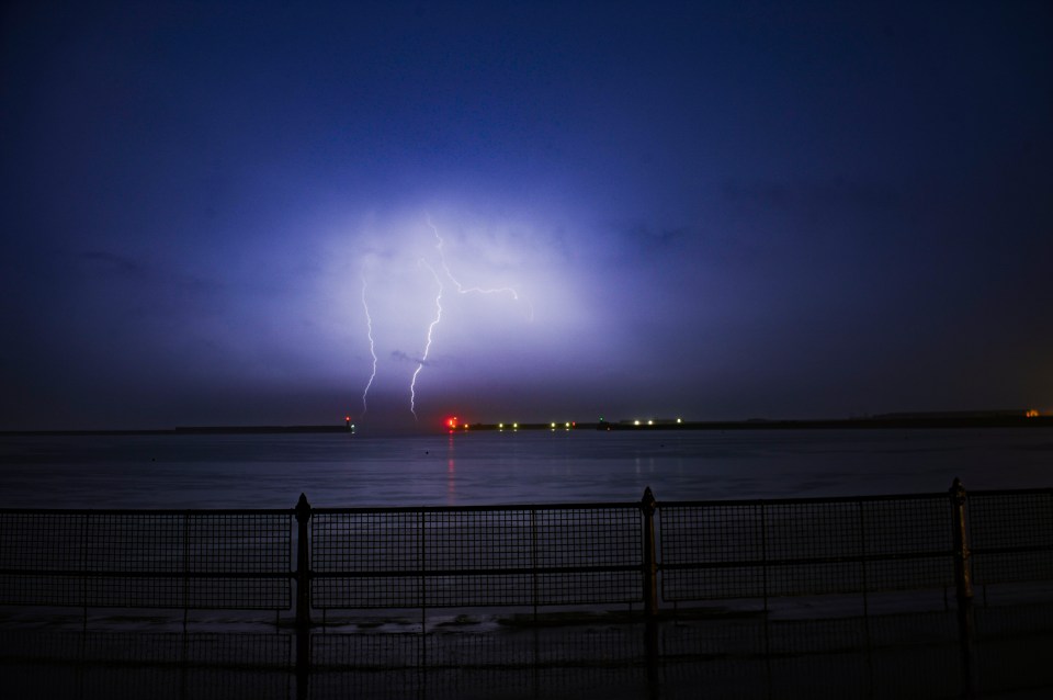  Roaring thunder was accompanied by flashes of lightning in Kent