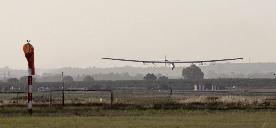  Solar Impulse 2 touches down in Seville