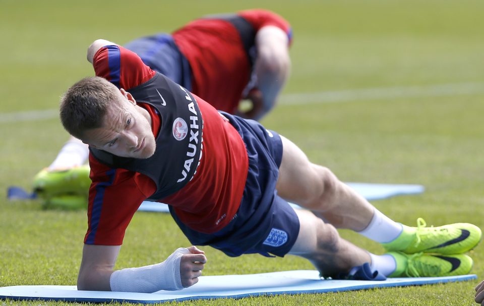 Jamie Vardy stretches