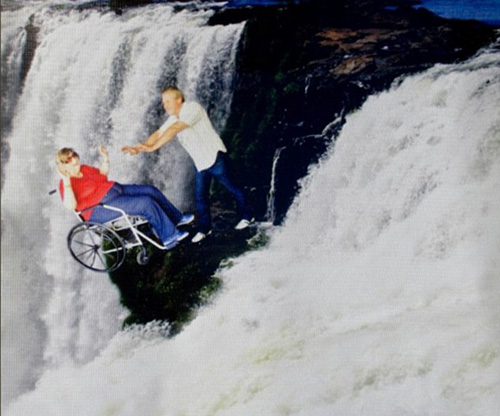 A brilliant Photoshop made it look as if this couple were having a (water)fall out