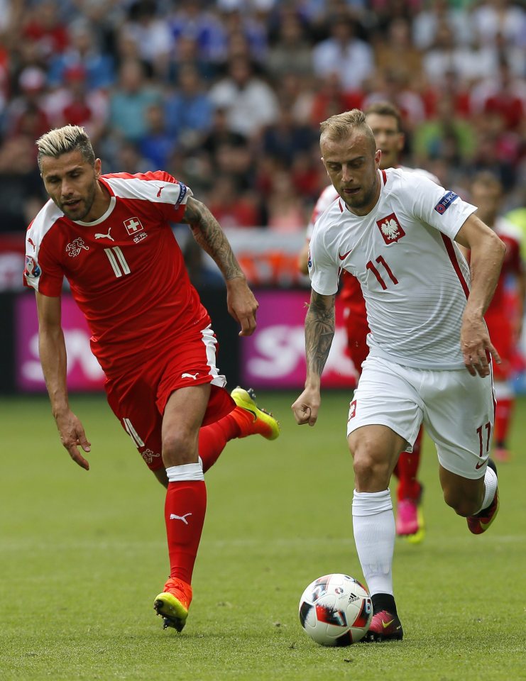  Kamil Grosicki on the attack in the last-16 clash against Switzerland