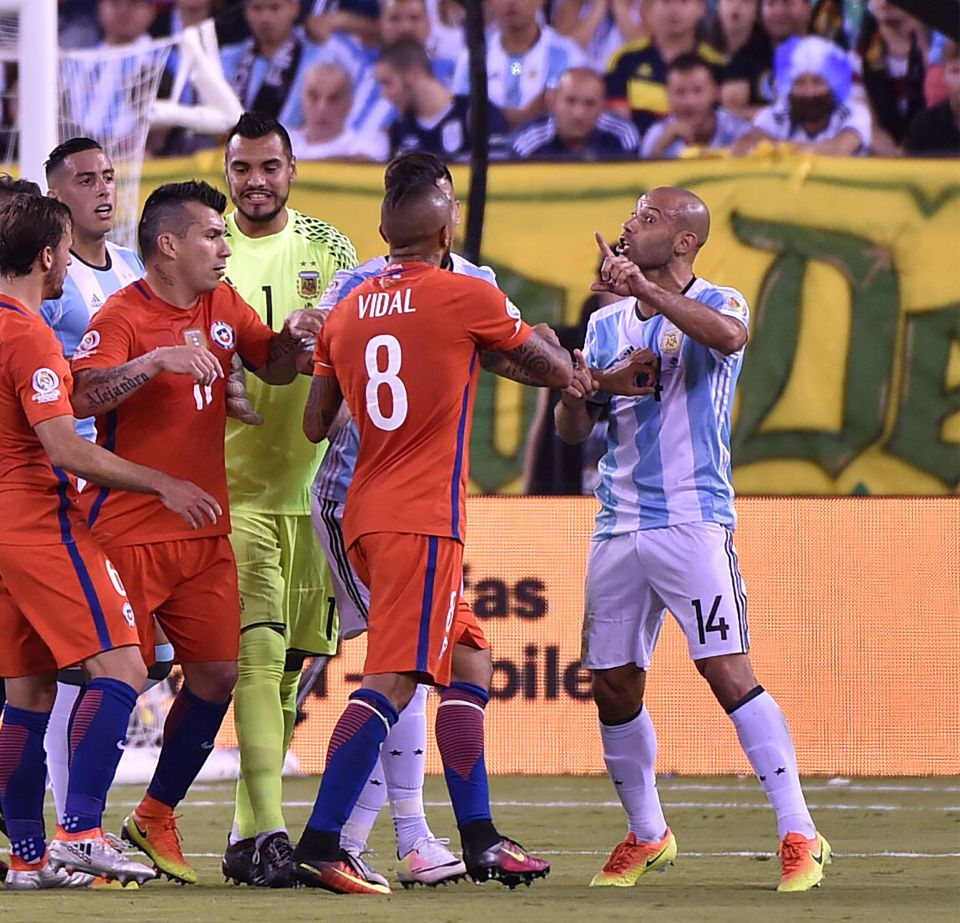  Argentina's Javier Mascherano and Chile's Arturo Vidal have a difference in opinion