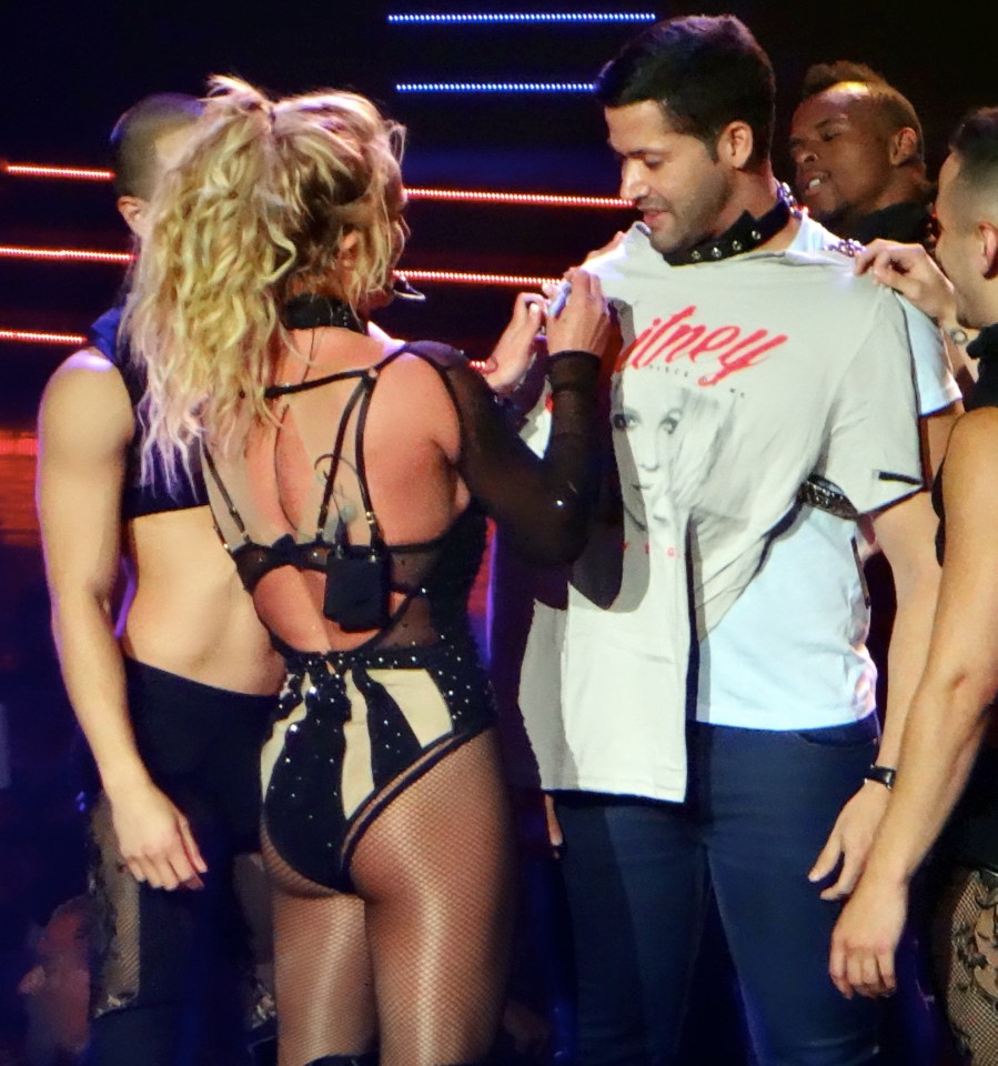 Britney signed a t-shirt for a male fan during the show 