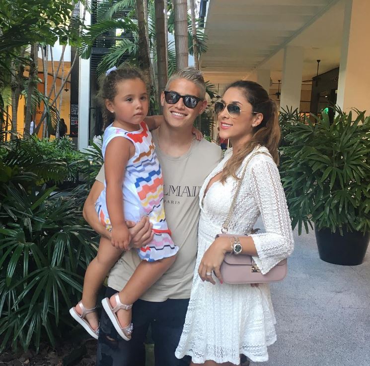  James Rodriguez shows off his new blond hair alongside his wife and daughter