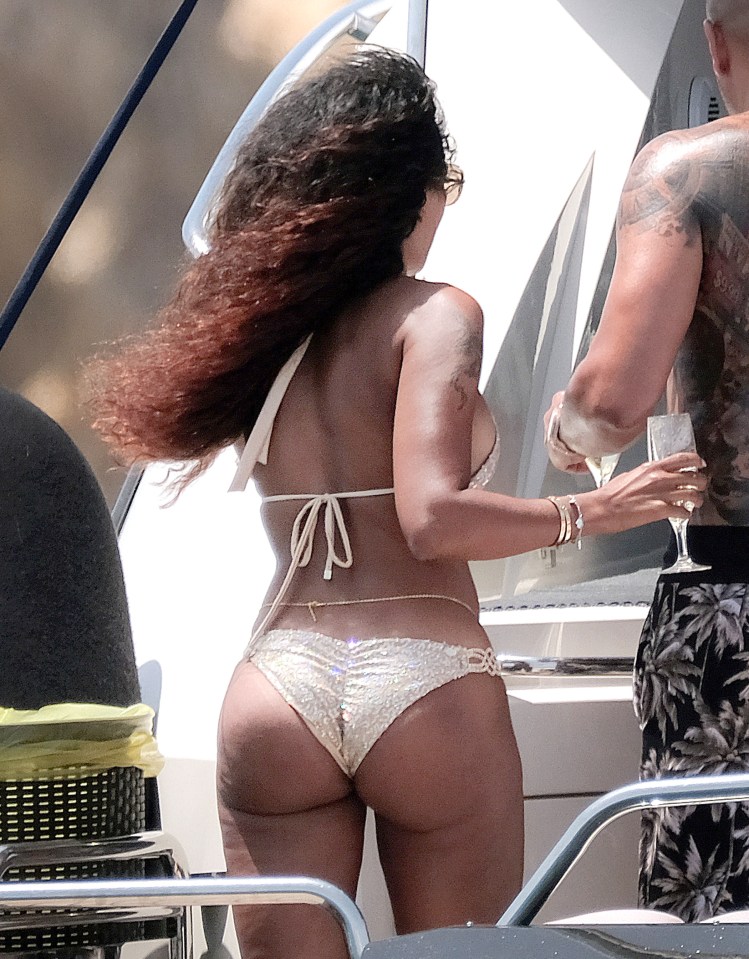  The glitzy swimwear showed off her curvy bum