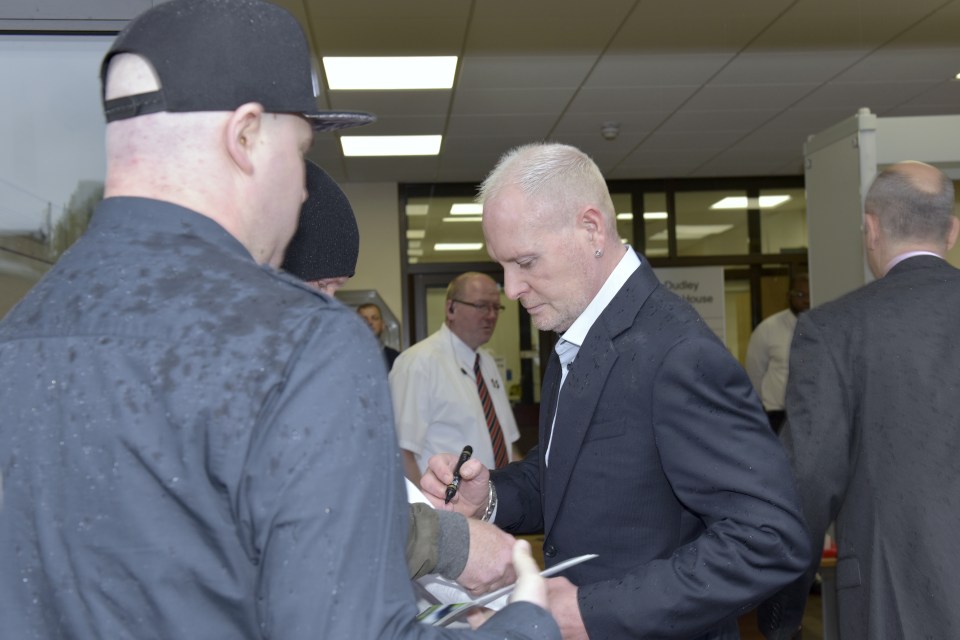  Gazza signed autographs for fans as he made his way into court