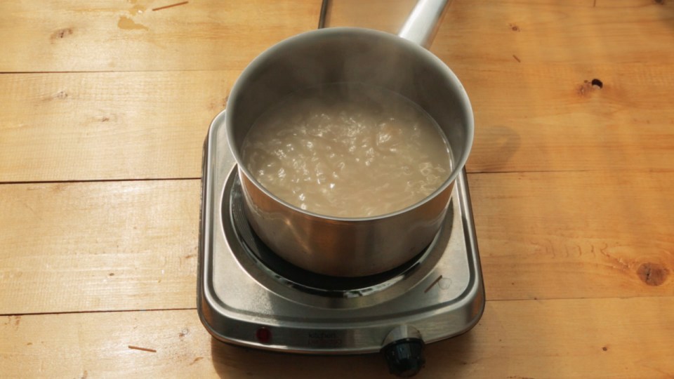  Boil scraps of chicken with pasta