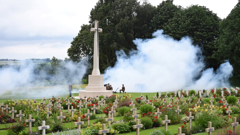  Soldiers dressed in World War I uniforms take part in a memorial ceremony