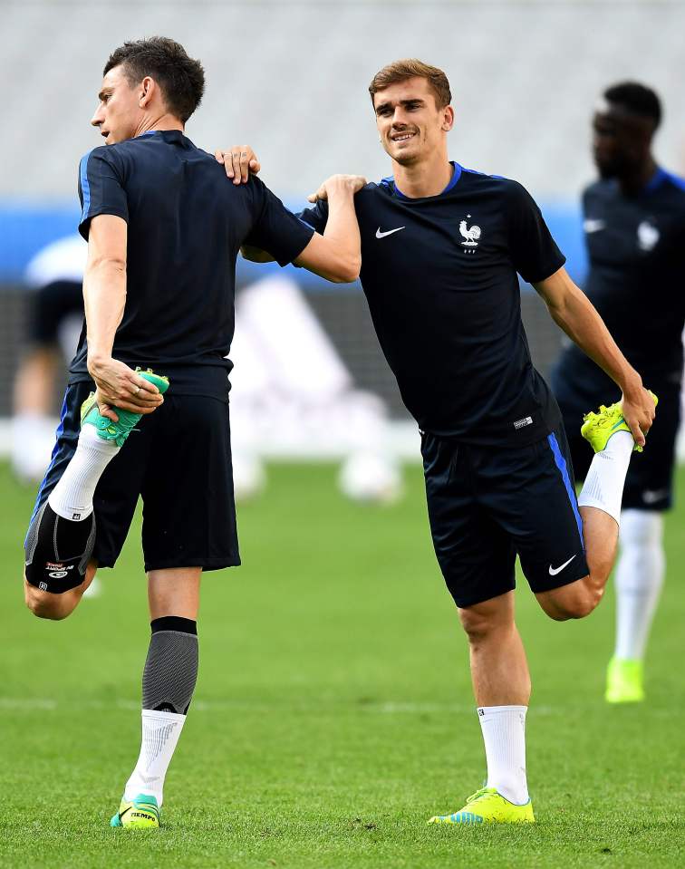  Manchester United target Antoine Griezmann stretches with Laurent Koscielny