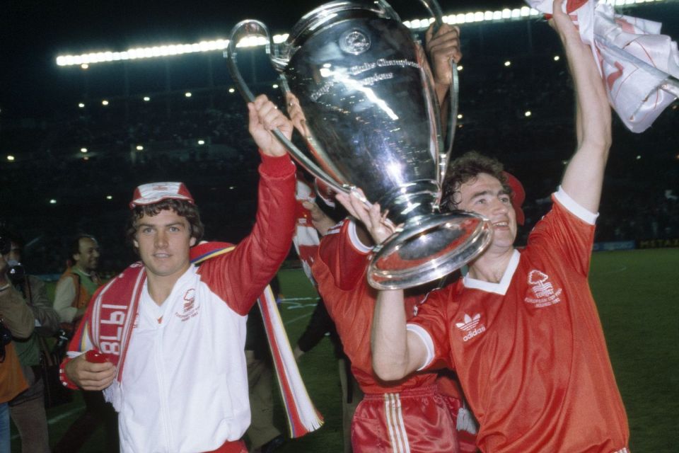  Gary Mills and Martin O'Neill hold aloft the European Cup at the Bernabeu in Madrid