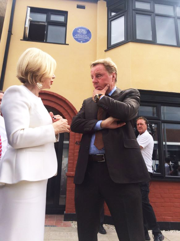  Harry Redknapp unveiled the plaque in front of a crowd