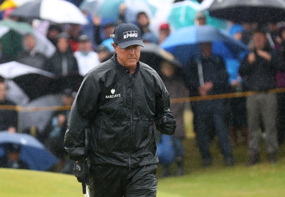  Phil Mickelson overcame the bad weather to lead the Open at Royal Troon