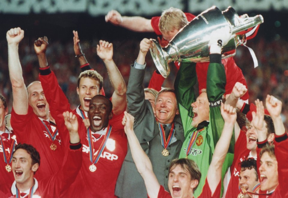 European Champions League Cup Final, Barcelona, 26.05.1999. Manchester United v Bayern Munich (2-1). Players of Manchester United (including Dwight Yorke, Jaap Stam, Ronnie Johnsen, Peter Schmeichel and Gary Neville) and their manager Alex Ferguson celebrate after winning the European Cup in Barcelona's Camp Nou stadium. Pic: Peter Kneffel, DPA. Retrocon Sport Football. Used in Soccer max magazine, issue 3 (24.08.2001)