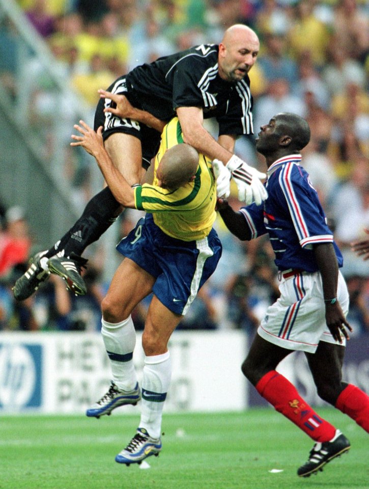  Ronaldo is fouled by Fabien Barthez during 1998 World Cup final