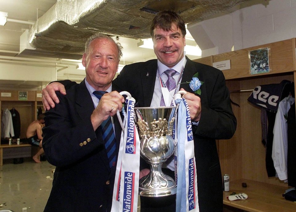  Nat Lofthouse and Bolton boss Allardyce poses with League One play-off final trophy