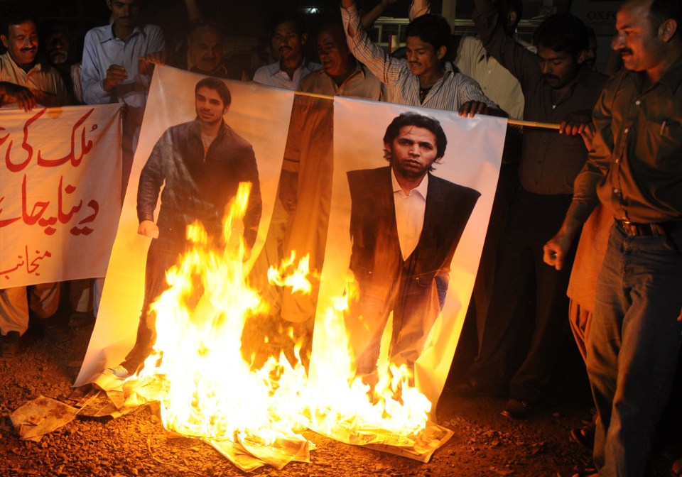  Pakistani cricket fans burn posters of Salam Butt and Mohammad Asif in Multan