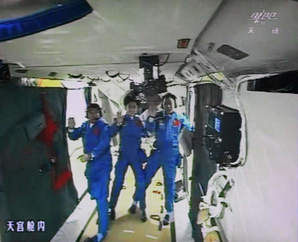  Three Chinese astronauts entered the orbiting satellite module for the first time in 2012