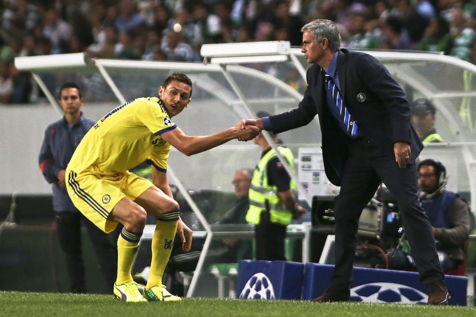 epa04425243 Chelsea's Portuguese manager Jose Mourinho (R) helps his player Nemanja Matic (L) during the UEFA Champions League group G soccer match at Alvalade Stadium in Lisbon, Portugal, 30 September 2014. EPA/MANUEL DE ALMEIDA