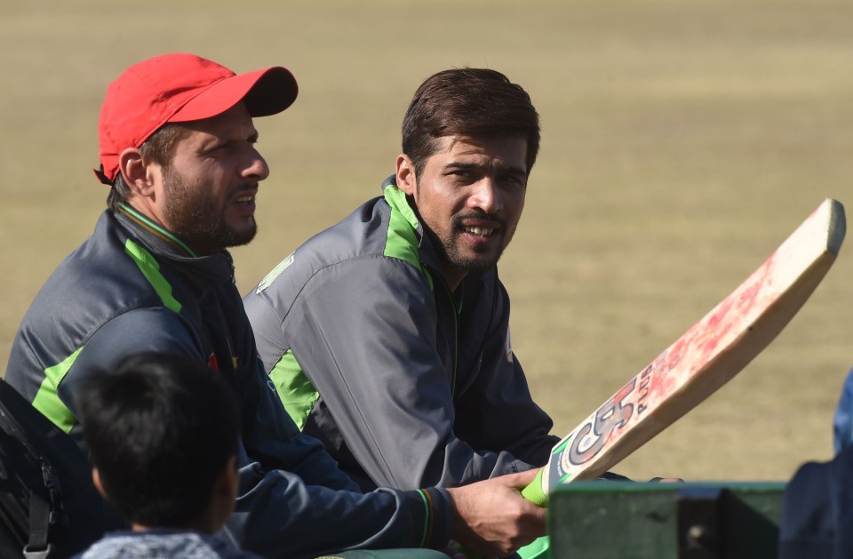  Mohammad Amir (R) has also been backed by Pakistan player Shahid Afridi