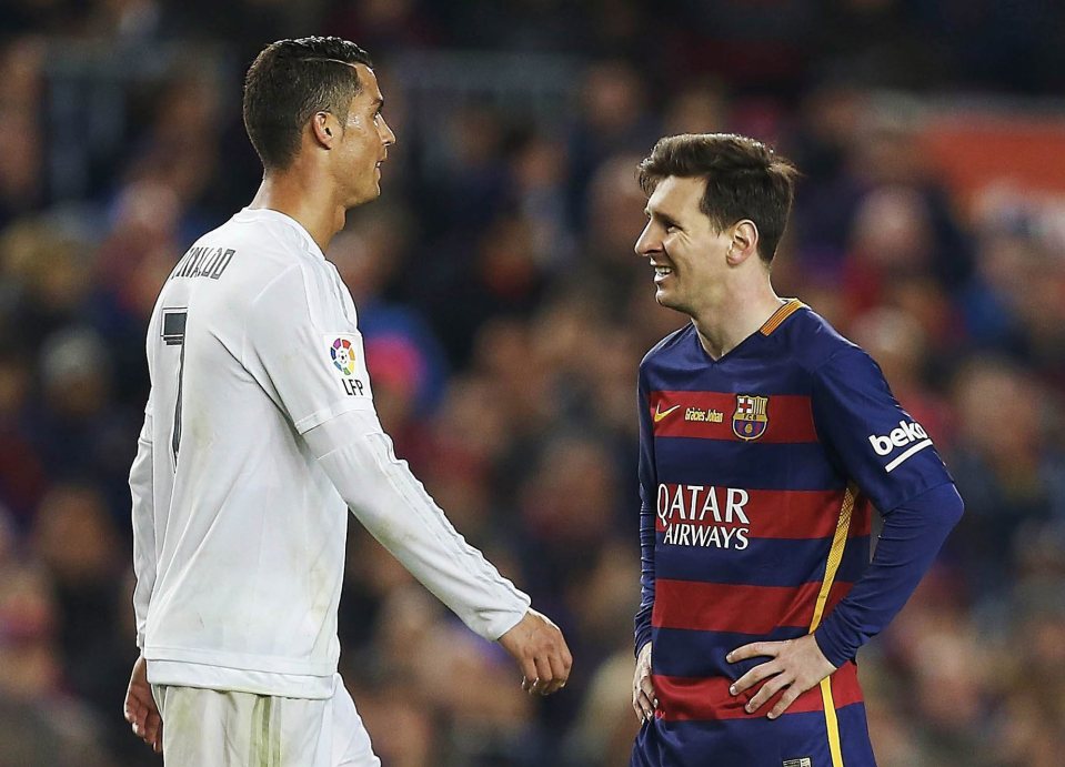 epa05241397 FC Barcelona's Argentinian striker Lionell Messi (R) and Real Madrid's Portuguese Cristiano Ronaldo during their Spanish Primera Division soccer match at Camp Nou stadium in Barcelona, northeasterm Spain, 02 April 2016. EPA/Alejandro Garcia