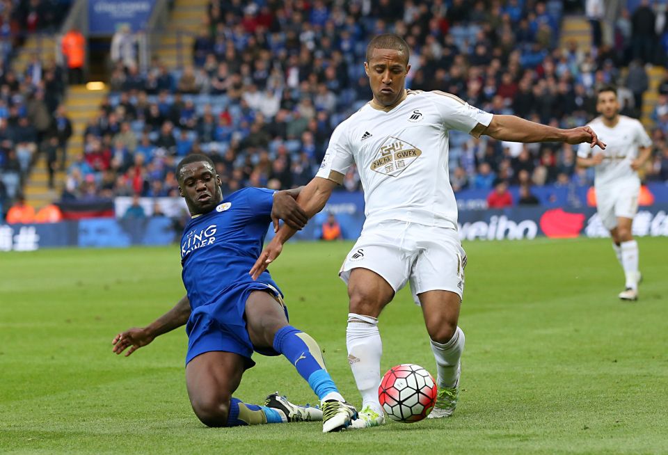 Leicester City's Ngolo Kante (left) and Swansea City's Wayne Routledge battle for the ball during the Barclays Premier League match at The King Power Stadium, Leicester. PRESS ASSOCIATION Photo. Picture date: Sunday April 24, 2016. See PA story SOCCER Leicester. Photo credit should read: Martin Rickett/PA Wire. RESTRICTIONS: EDITORIAL USE ONLY. No use with unauthorised audio, video, data, fixture lists, club/league logos or "live" services. Online in-match use limited to 75 images, no video emulation. No use in betting, games or single club/league/player publications.