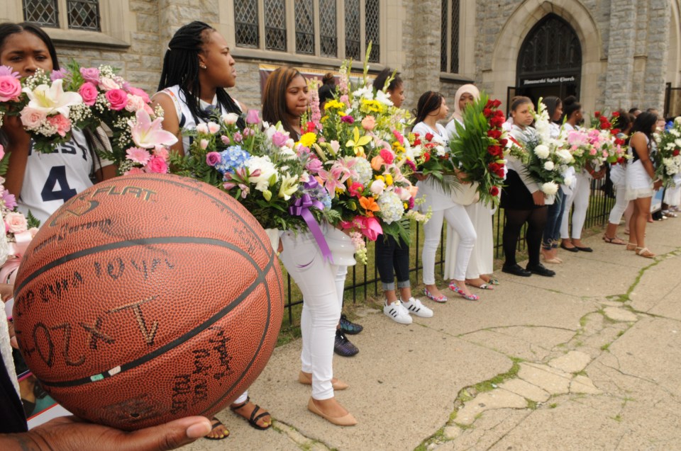 18-year-old Akyra Murray also called her mother, who raced from a neighbouring town to try and save her daughter