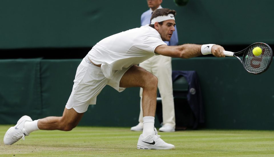  Del Potro stretches in his bid to return a Stan Wawrinka forehand