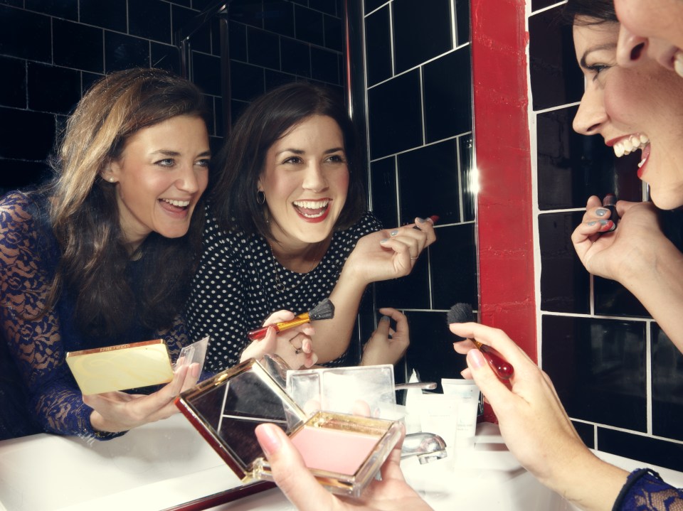  Dish out the compliments in the ladies' room, and always give your pals full access to your make-up bag