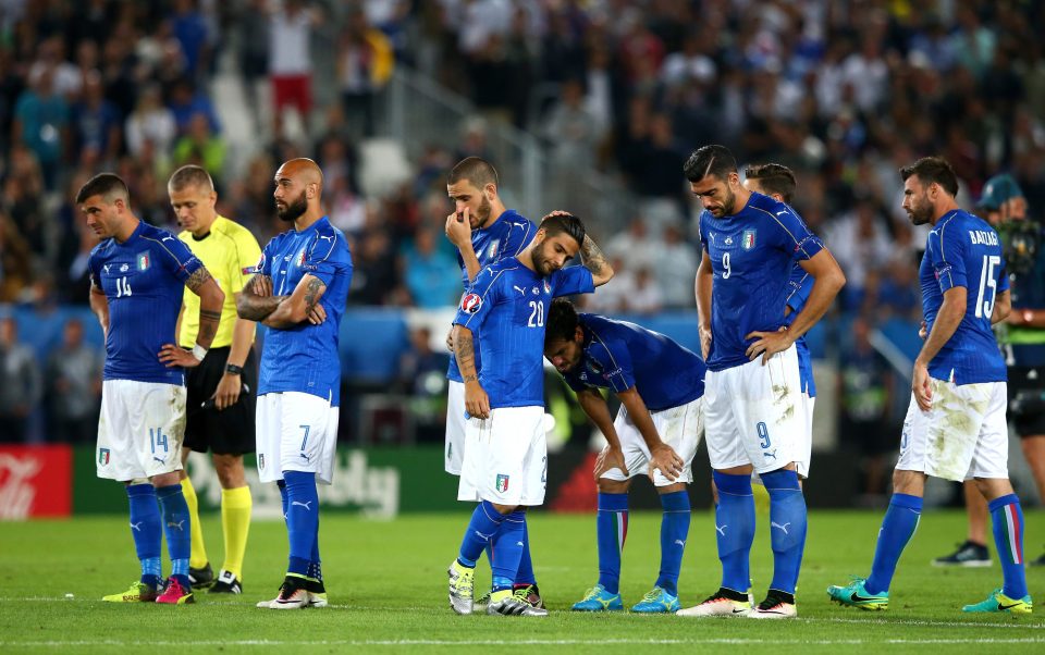 BORDEAUX, FRANCE - JULY 02: Italy players show their dejection after Matteo Darmian missed the penalty at the penalty shootout during the UEFA EURO 2016 quarter final match between Germany and Italy at Stade Matmut Atlantique on July 2, 2016 in Bordeaux, France. (Photo by Alex Livesey/Getty Images)