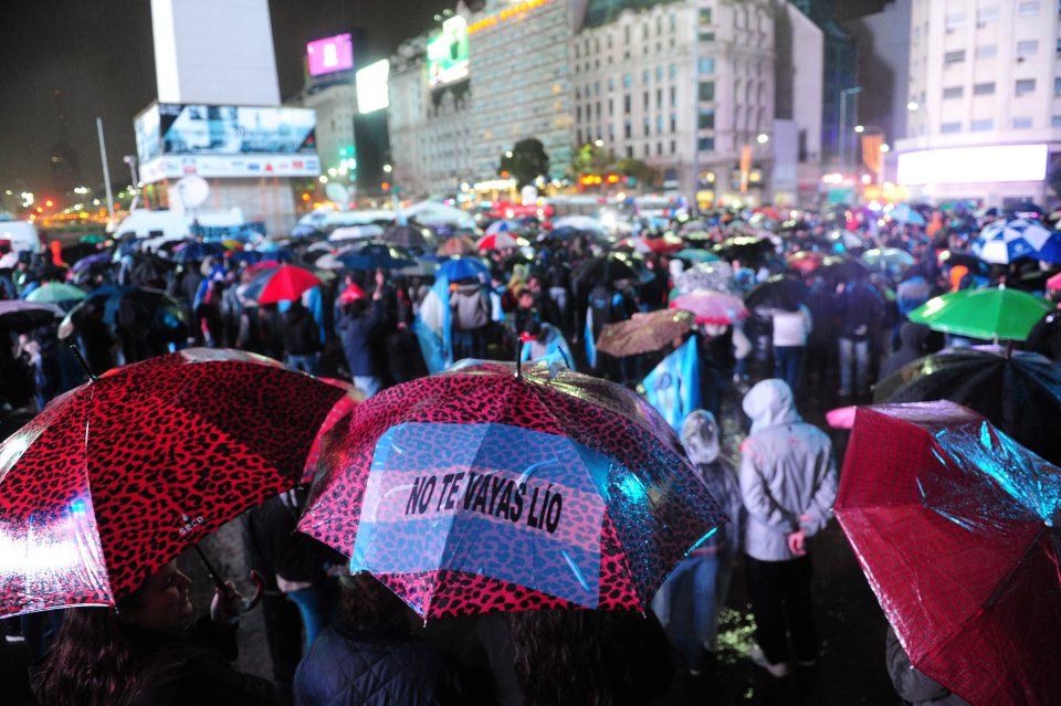  Thousands of Messi fans gathered in Buenos Aires to plead with star to return