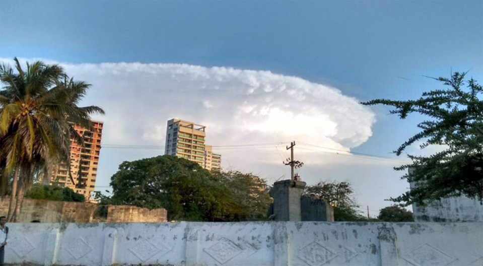 The circular cloud appeared to have a glow from inside, adding to the mystery