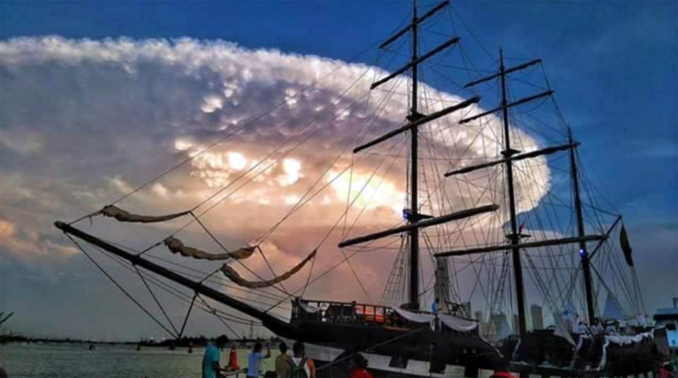 Catagena locals in Colombia were stunned by the impressive cloud that formed over their city