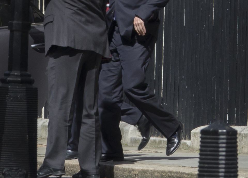 But when you zoom in and take a closer look, you can see that actually, the leg with the floating foot belongs to the man on the right hand side of the Prime Minister 