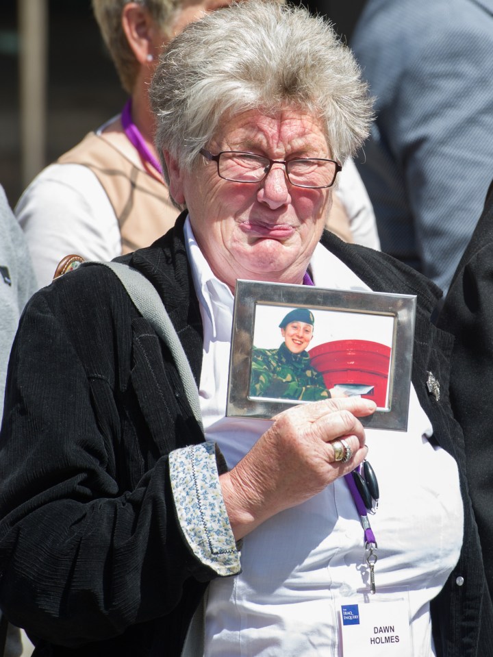  Grieving relatives of soldiers killed in the Iraq War stand outside as the Chilcot report is unveiled