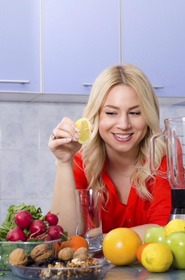 Happy girl making lemonde