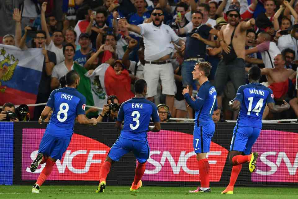  Antoine Griezmann celebrates opening goal against Germany with team-mates