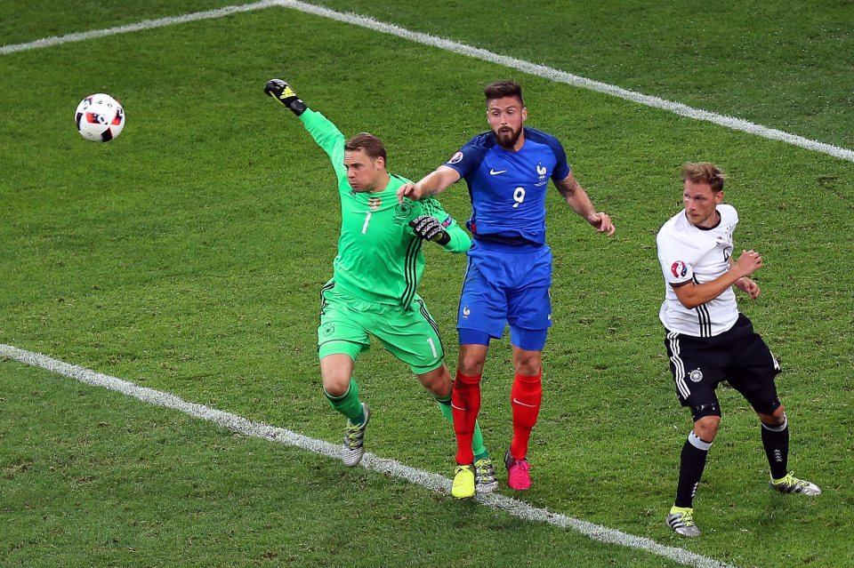  Manuel Neuer could not hold on to Paul Pogba's cross