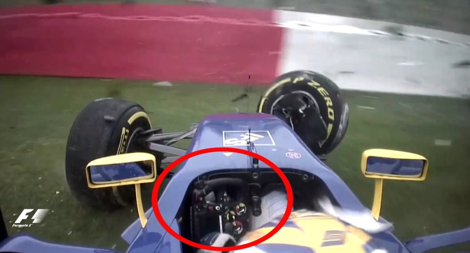 Marcus Ericsson hits the wall so hard his steering wheels flies off his car