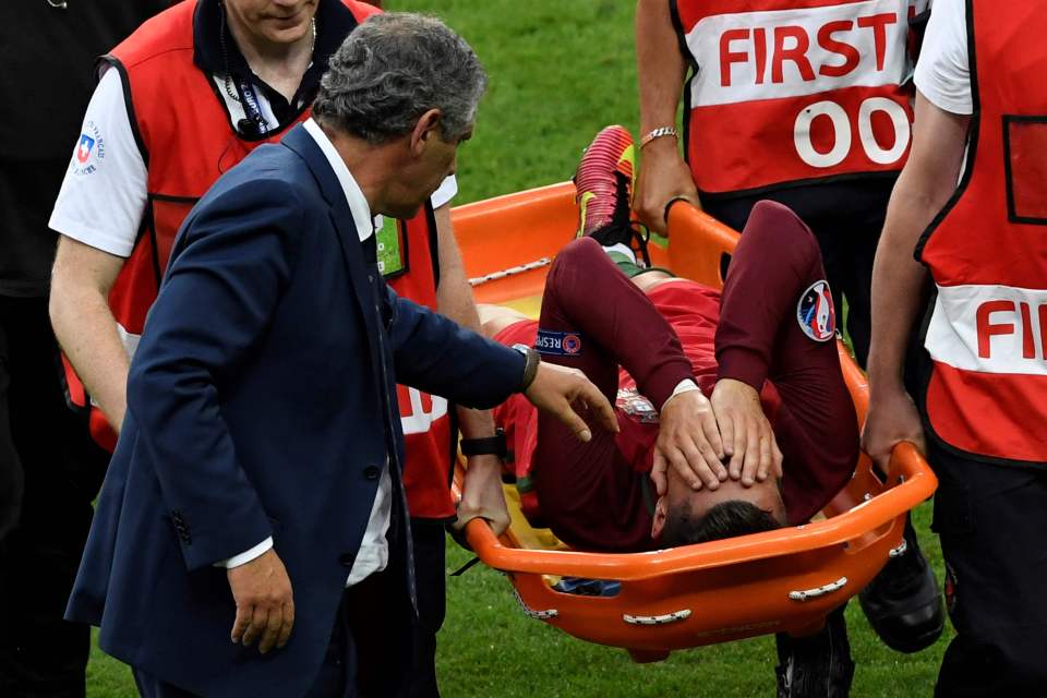  Cristiano Ronaldo's knee injury forces him to be subbed in Euro 2016 final