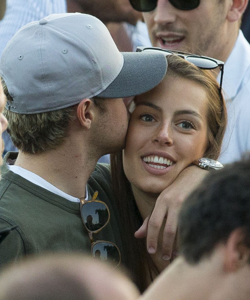  Niall barely paid attention to Mumford and Sons as he treated his girl the show