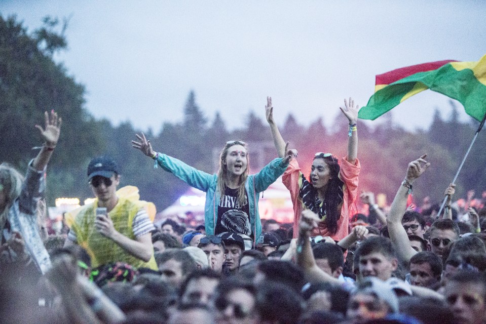  Crowds poured into the festival site to see live music acts