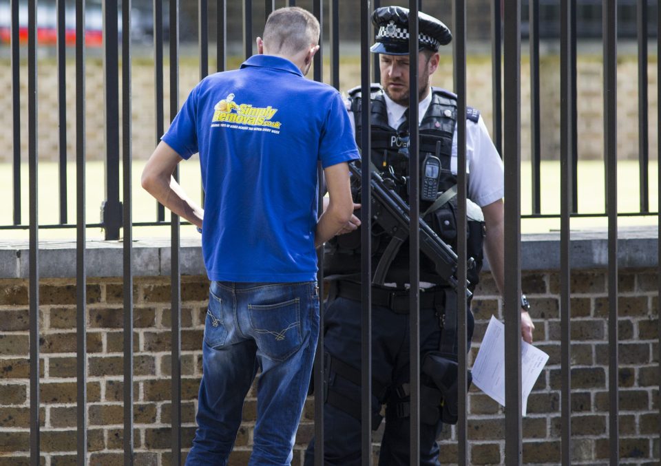  The removals worker speaking to police before entering Downing Street this morning