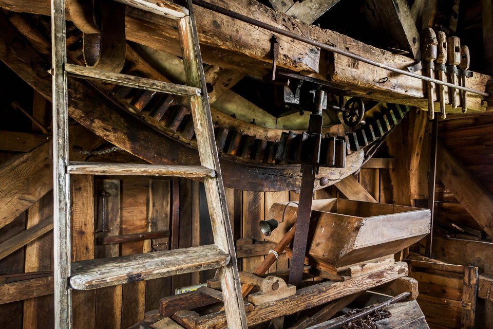  Estate agent Robert Leech said 'Outwood Mill quite literally is unique, being the oldest working windmill [of its kind] in the country'