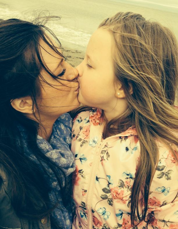  Lip service ... Mum Kathryn kisses daughter Lexi to make a point