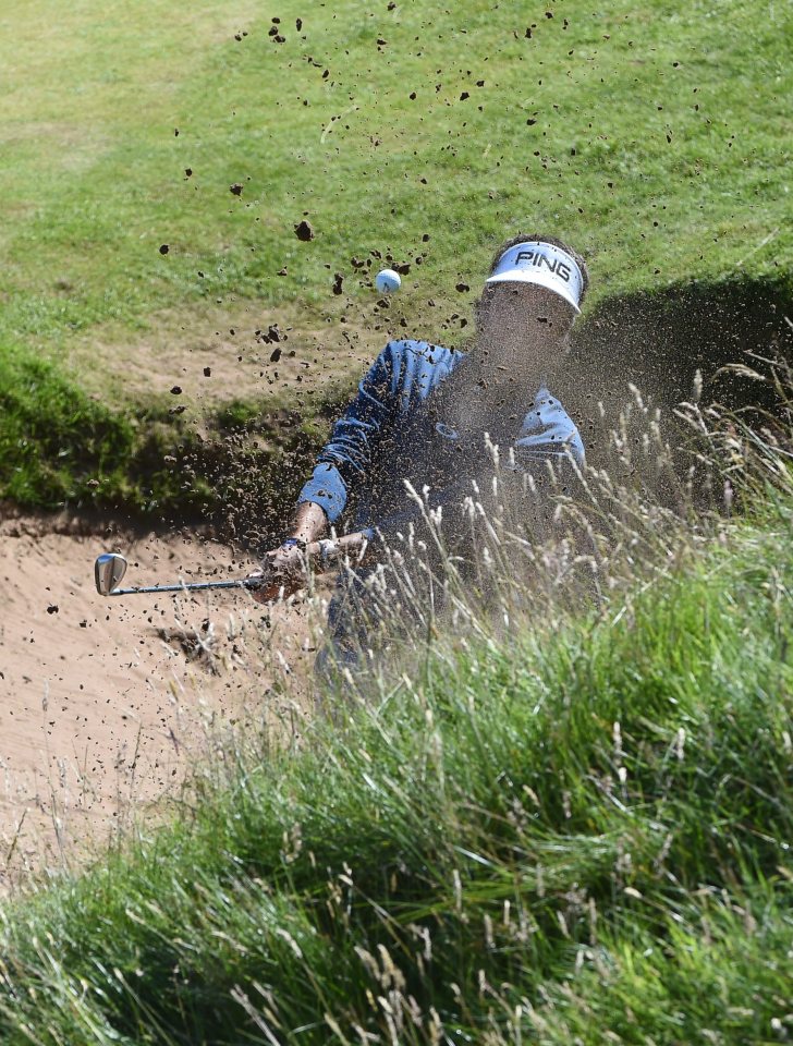  Bubba Watson struggles to recover after firing into the bunker