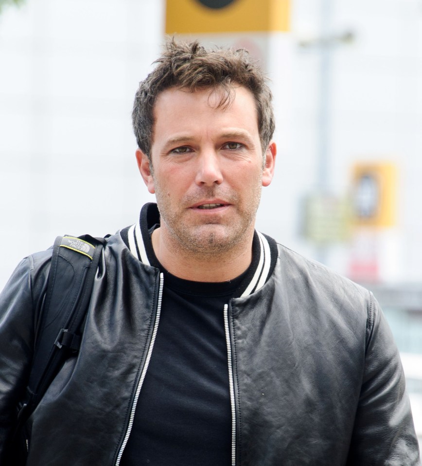  Ben Affleck was spotted wearing eyeliner at Heathrow Airport this week