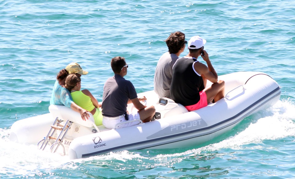  Cristiano Ronaldo rides to the luxurious yacht on a dingy