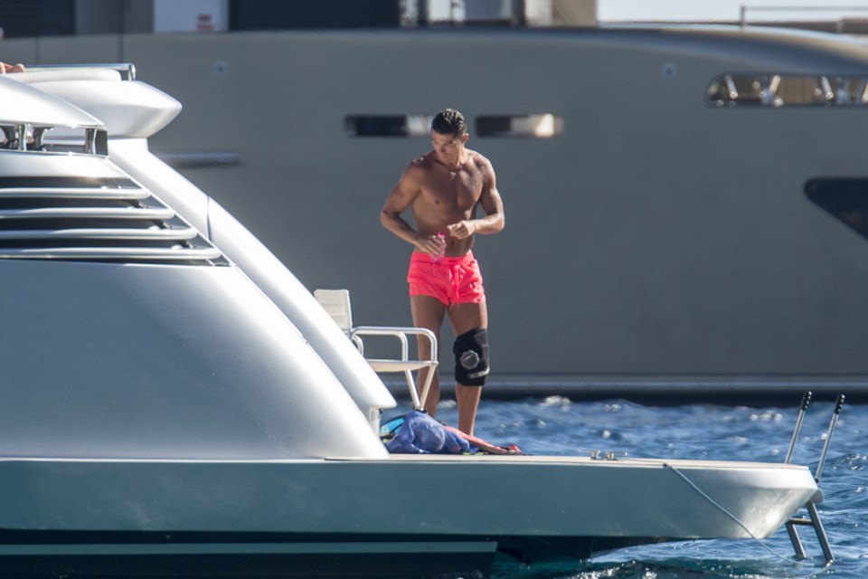  Ronaldo takes it easy in his leg brace to prevent further damage