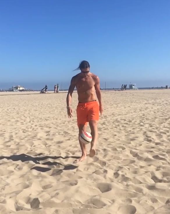  New Manchester United signing Zlatan Ibrahimovic performs keepy-ups with ease